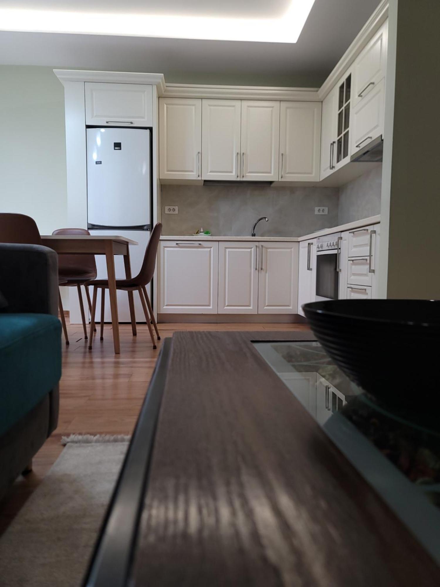 Helianthus, By Bloom In Apartamento